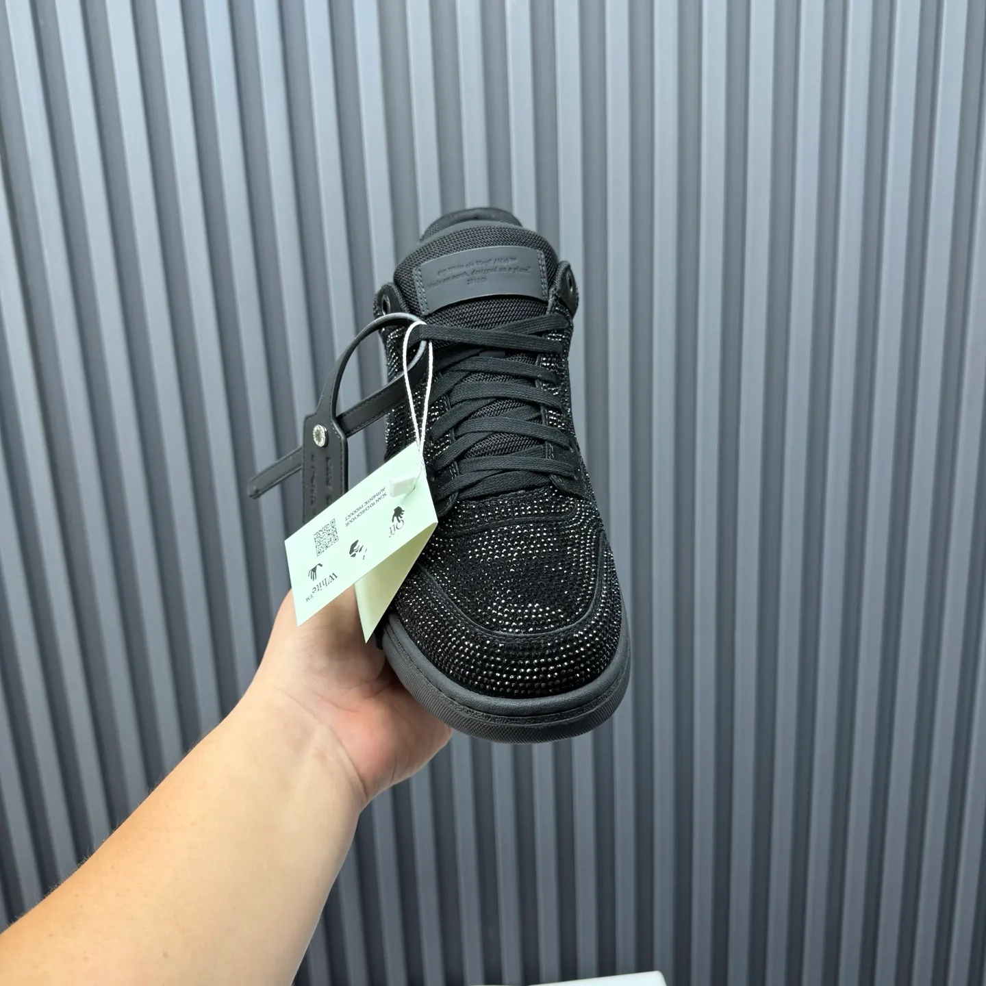 【off- white】P: 720💰Couple model👫, Size: 35-44 (Customized for men 38.45.46) High-quality version👊 "Out of office" series original molding, original lasting, production process 1:1 original ➰OFF GRAY WHITE OW ➰ first-layer cowhide imported skin-friendly and environmentally friendly polyester mesh original molding high elastic environmentally friendly molding pad Made with the original lasting process. The original molded rubber outsole (never yellows and deforms) has a super correct shape, bright color and strong three-dimensional effect👍. Packaging💯Full set of packaging synchronized with the official website (branded paper, certificate of quality, branded cloth bag)